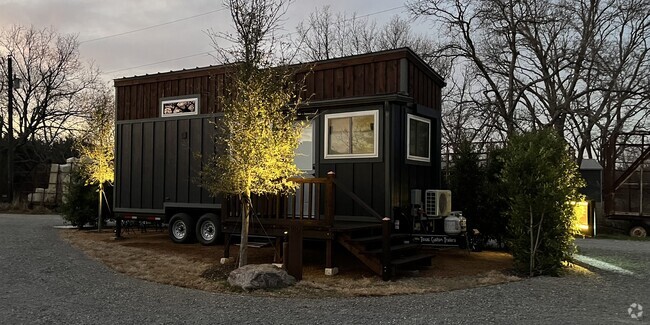 Cute  TINY HOME  with beautiful Landscaping - 931 Pecan Point Ln Rental