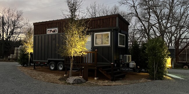 Cute TINY HOME with beautiful Landscaping - 931 Pecan Point Ln House