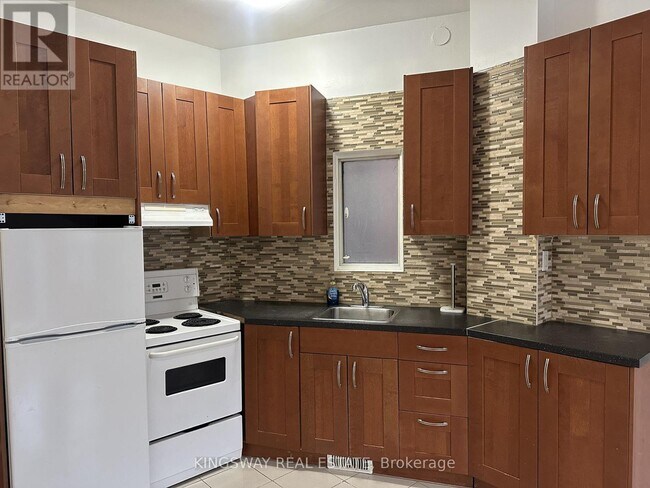 Photo - 1504 Queen St W