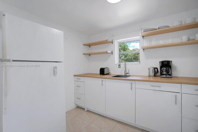 Photo - 975 SW 10th St Unit 3