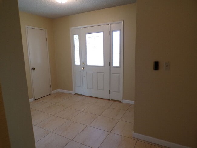 Photo - 3 bedroom 2 Barh Home Close to Vintage Faire Mall