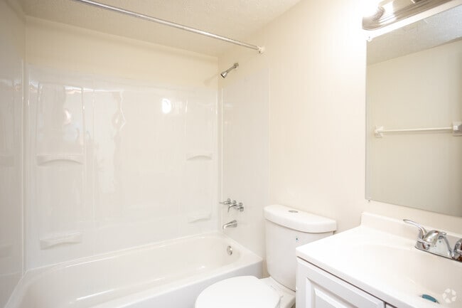 2BR, 1BA - 850 SF