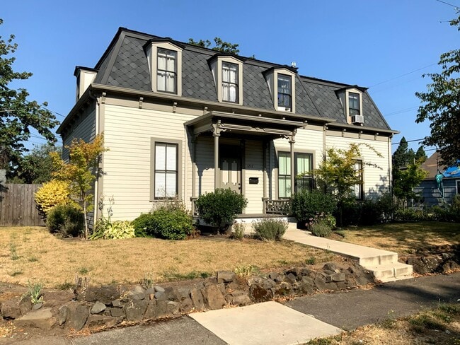 Building Photo - 3 Bedroom Duplex in Downtown Area