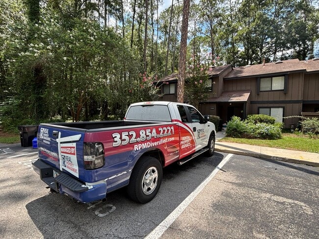 Building Photo - Large partially furnished townhome - WON'T LAST
