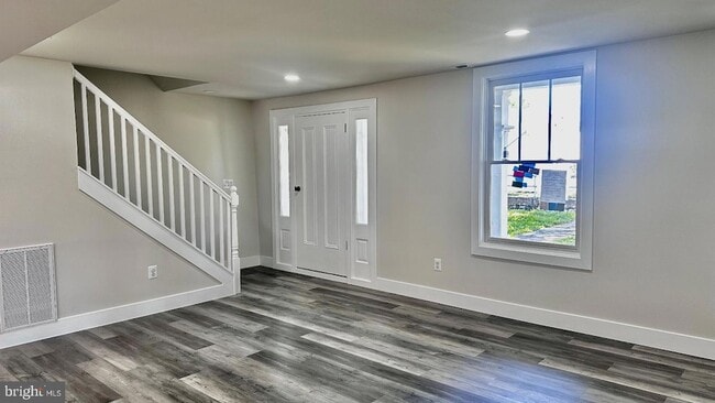 Photo - 5241 Main St