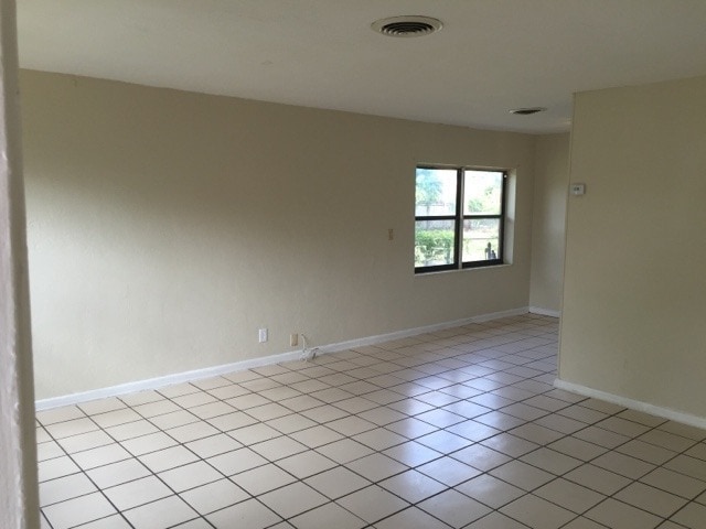 Photo - 3-2 House with Central air and carport !