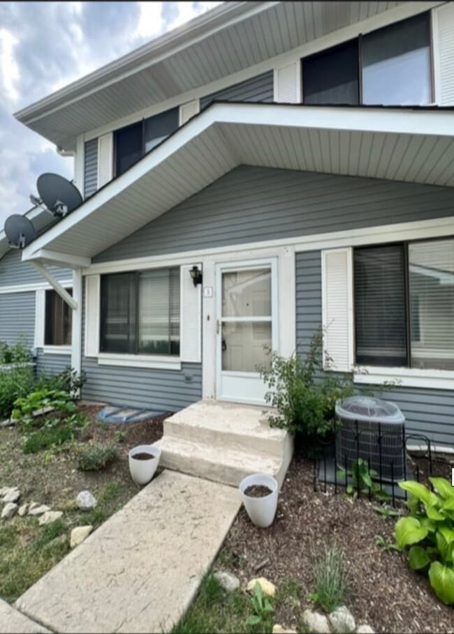 Building Photo - 2S763 Winchester Cir E Rental