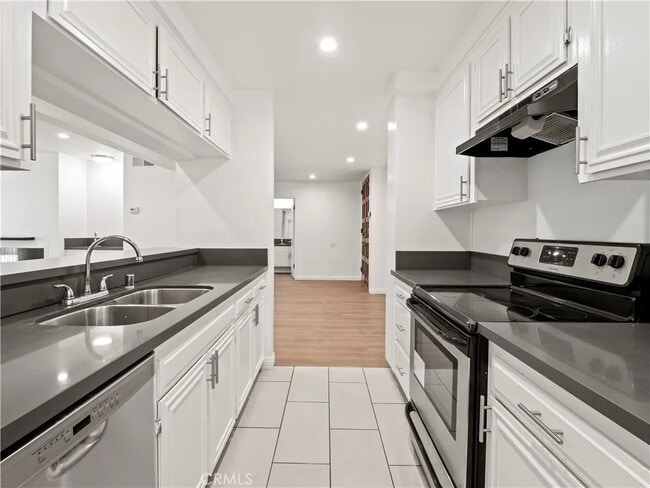 Photo - 5334 Lindley Ave Unidad 325