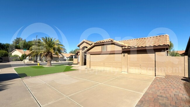 Photo - 214 N Silverado St House