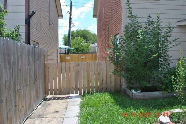 Photo - 12700 Leader St