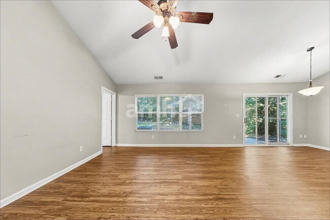 Photo - 7033 Sunman Rd