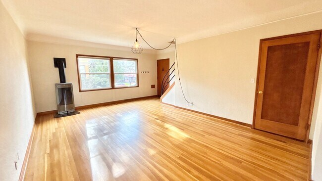 Photo - Modern Comfort in the Heart of Hosford Abernethy!