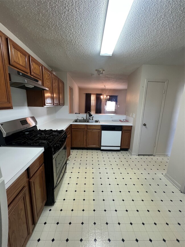 Photo - 4710 Salina St