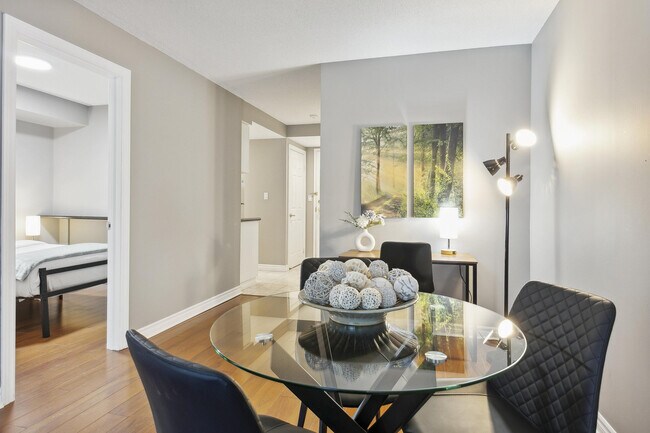 Photo - 168 Simcoe St Unit FL1-ID1030943P