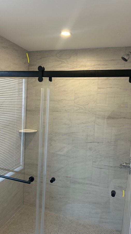 Baños con azulejos - 3050 N Hemberger St