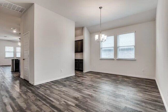 Photo - 545 Declaration Way