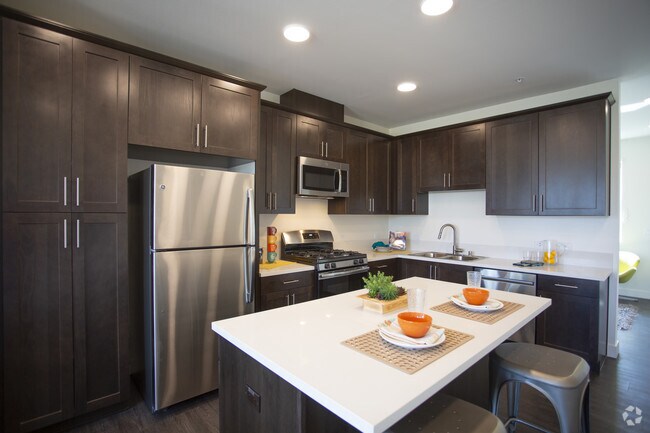 2BR, 2BA-1137 SF