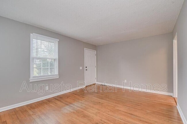 Photo - 1019 1/2 Bedford Drive