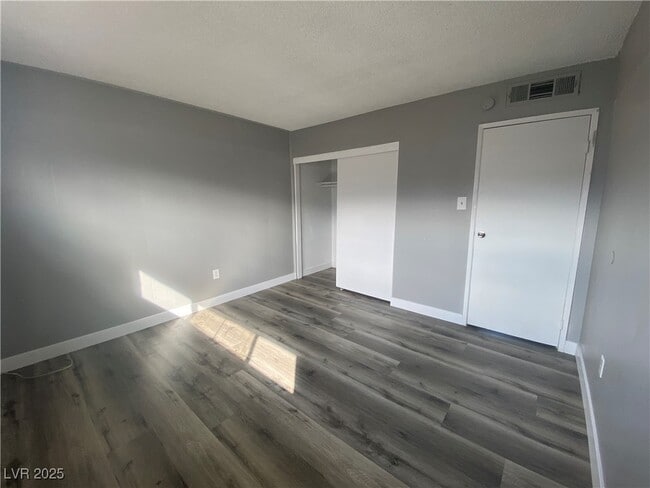 Building Photo - 1089 E Desert Inn Rd Unit 7