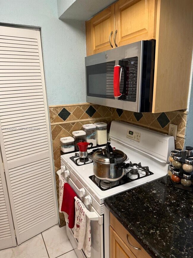 Photo - 1255 W 53rd St Unit 301