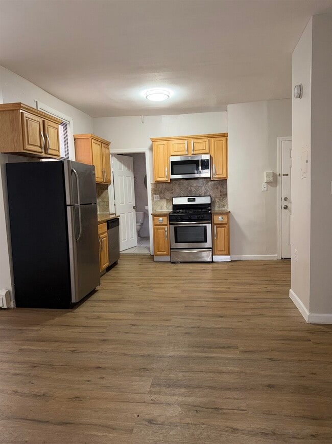 Photo - 998 Broadway