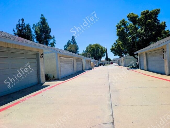 Building Photo - 2 Bed 1 Bath No one Above You