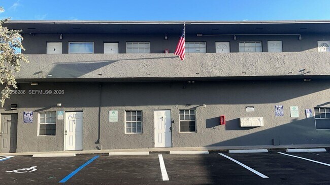 Photo - 5010 Pembroke Rd Unit 8