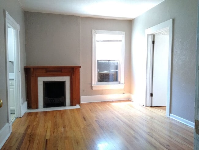 Building Photo - Top Floor 1 Bedroom in Historic Capitol Hill Unit Apt 8