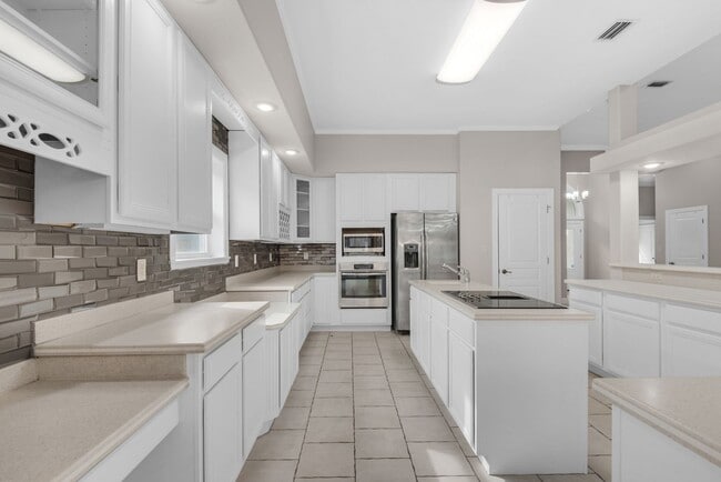 Photo - Spacious unfurnished 4B/3B home in Gated Community of Emerald Lakes