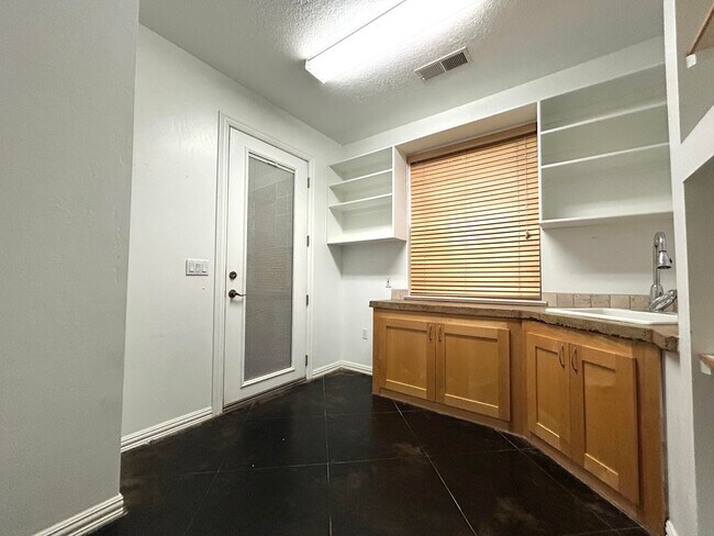 Photo - 1001 Pinzon St NW