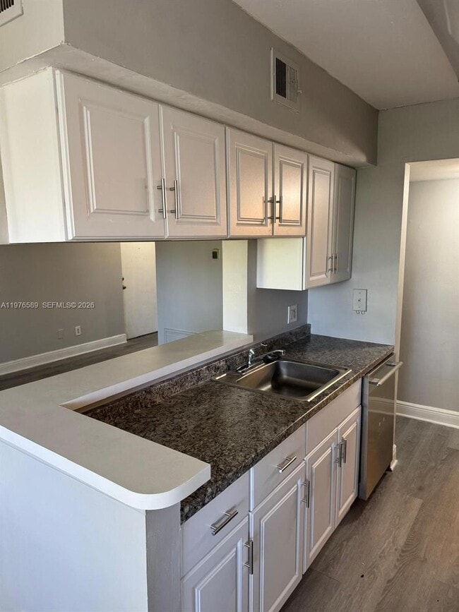 Photo - 5740 Rock Island Rd Unidad 281