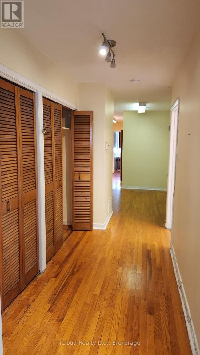 Photo - 5084 Dundas St W