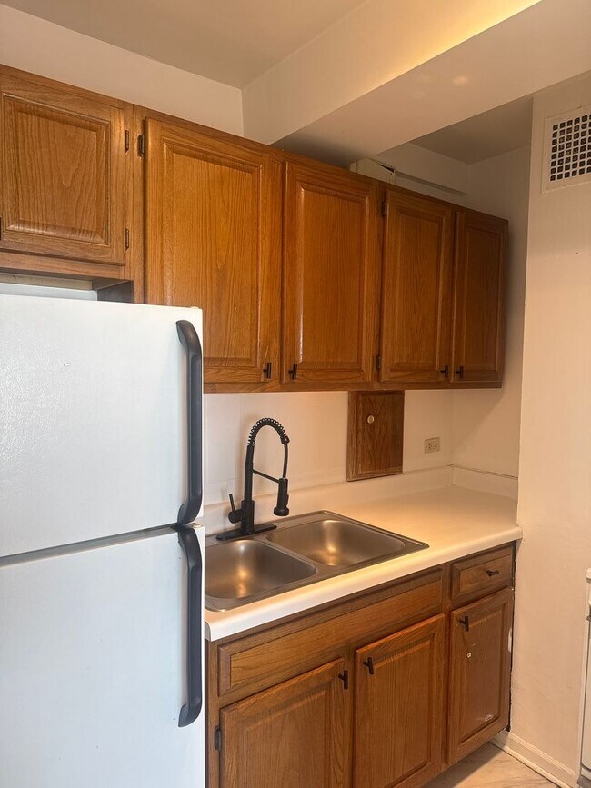 Building Photo - 4180.5 N Marine Dr Unit 4180-1512 Rental