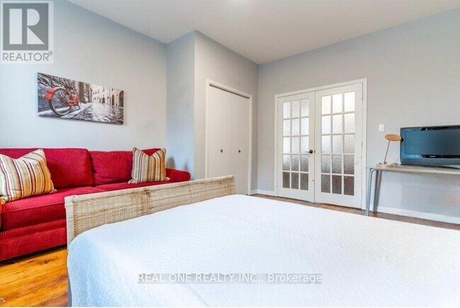 Photo - 118 Queen St S