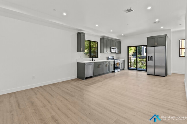 Photo - 2821-2822 Avenel St