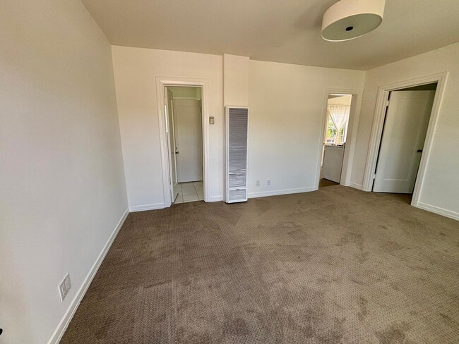 Photo - 2809-2821.5-28215 Rowena Ave Unit 2813  1/2