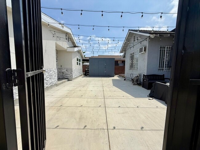 Photo - 1141 W 49th St