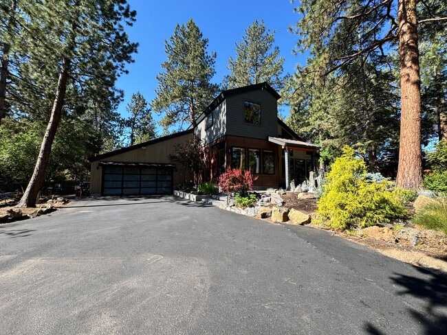Building Photo - FOR RENT: FURNISHED LONG-TERM EXTREMELY CO... Rental