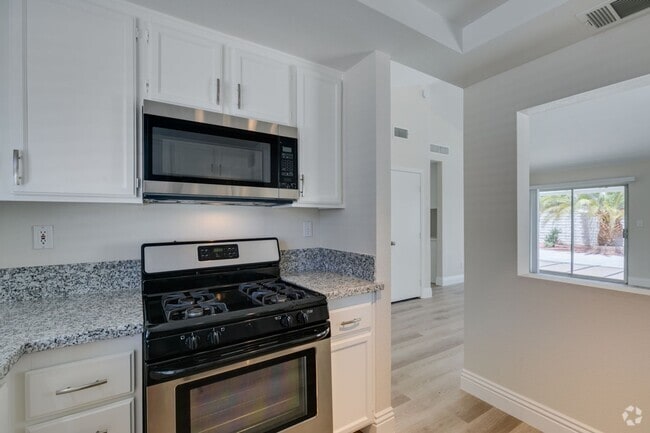 Building Photo - 2 bedrooms 2 bathrooms single story house ...