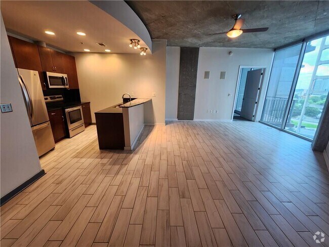 Building Photo - 400 W Peachtree St NW Unit 1016 Rental