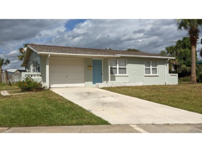 Building Photo - Steps from the Beach! 2 Bedroom 1 Bath Bun... Rental
