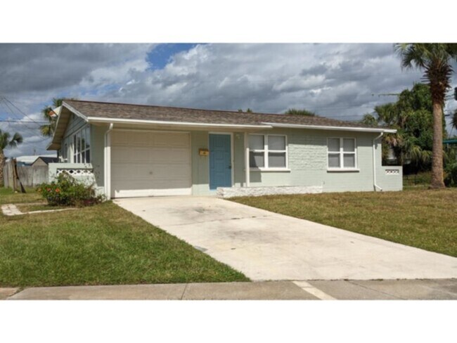 Building Photo - Steps from the Beach! 2 Bedroom 1 Bath Bun... Rental