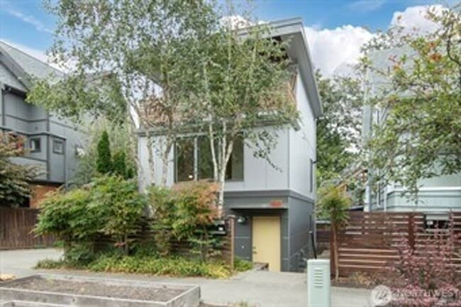 Building Photo - 3bd/2.5ba Seattle House