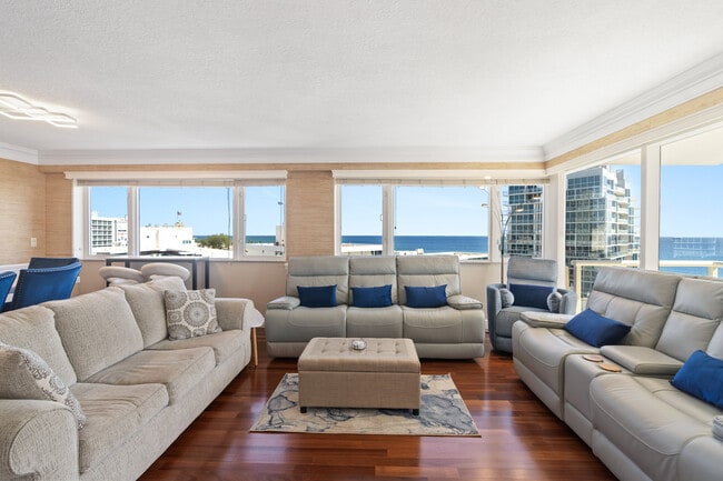 Photo - 3000 Holiday Dr Unidad 1002