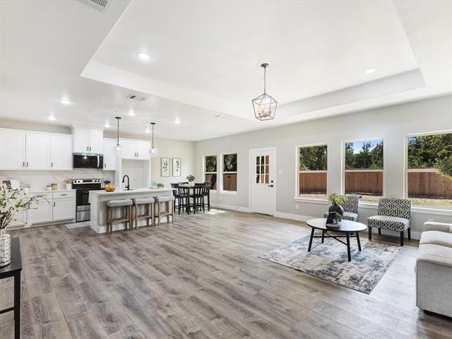 Photo - 2411 Mercedes St