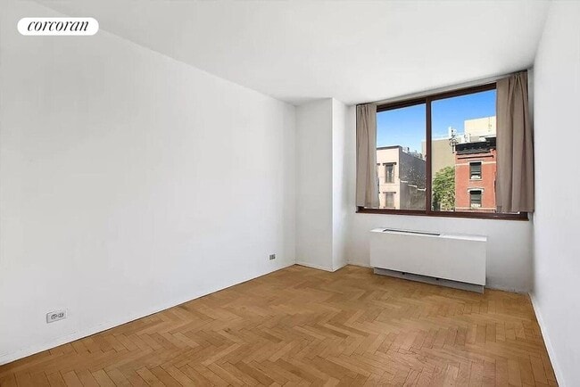 Photo - 393 W 49th St