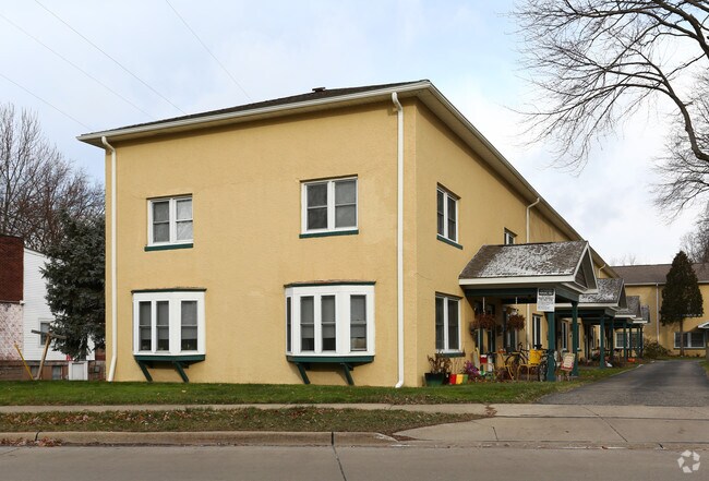 Photo - 501 Lake St