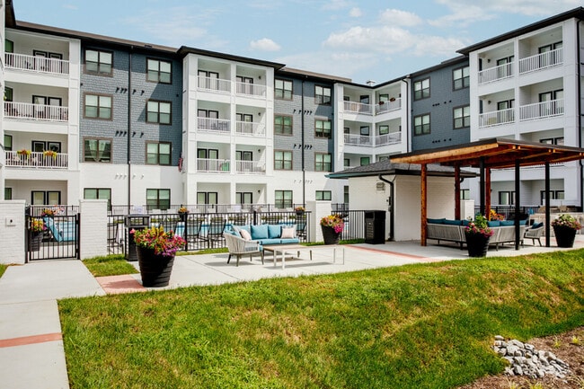 Outdoor Lounge - Bexley Donelson