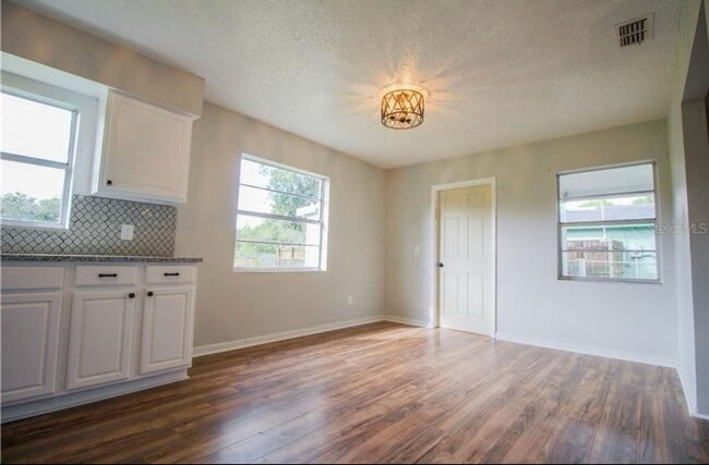 Building Photo - 2 Bedroom / 1.5 Bath home for rent