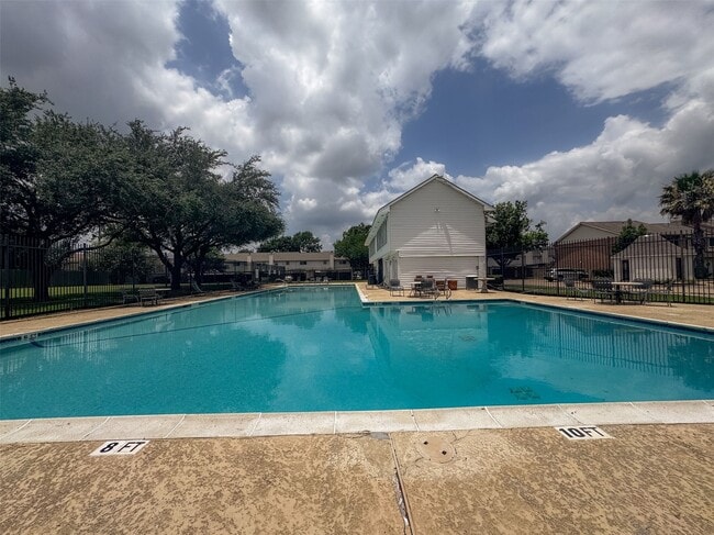 Photo - 14721 Perthshire Rd